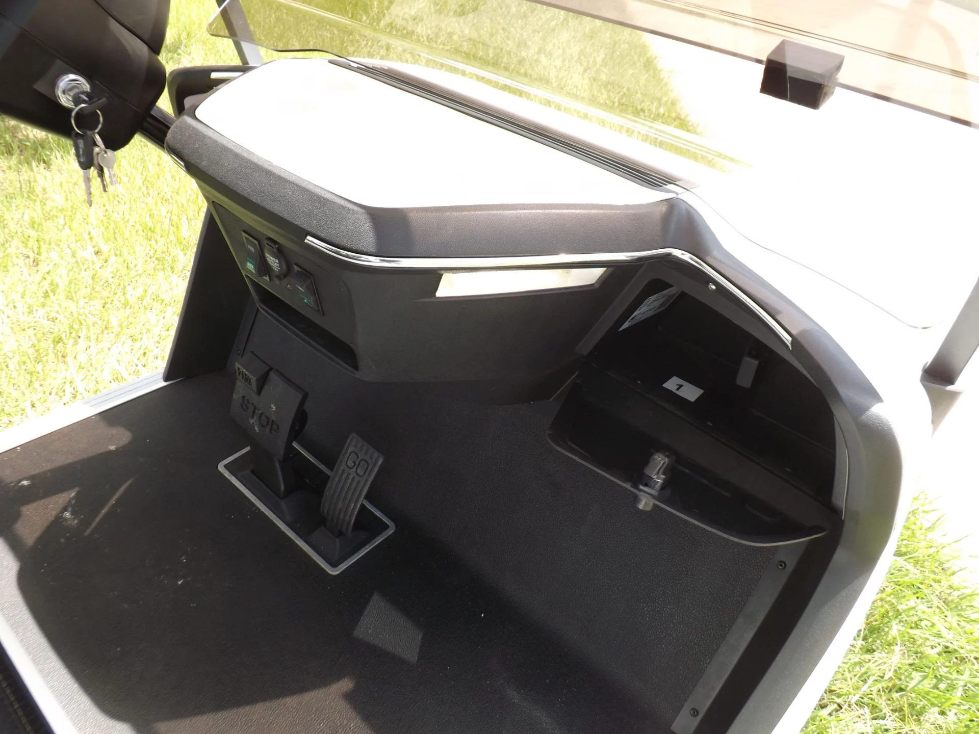 White 2023 Star EV SIRIUS 2+2 Golf Cart for Sale - Image 9